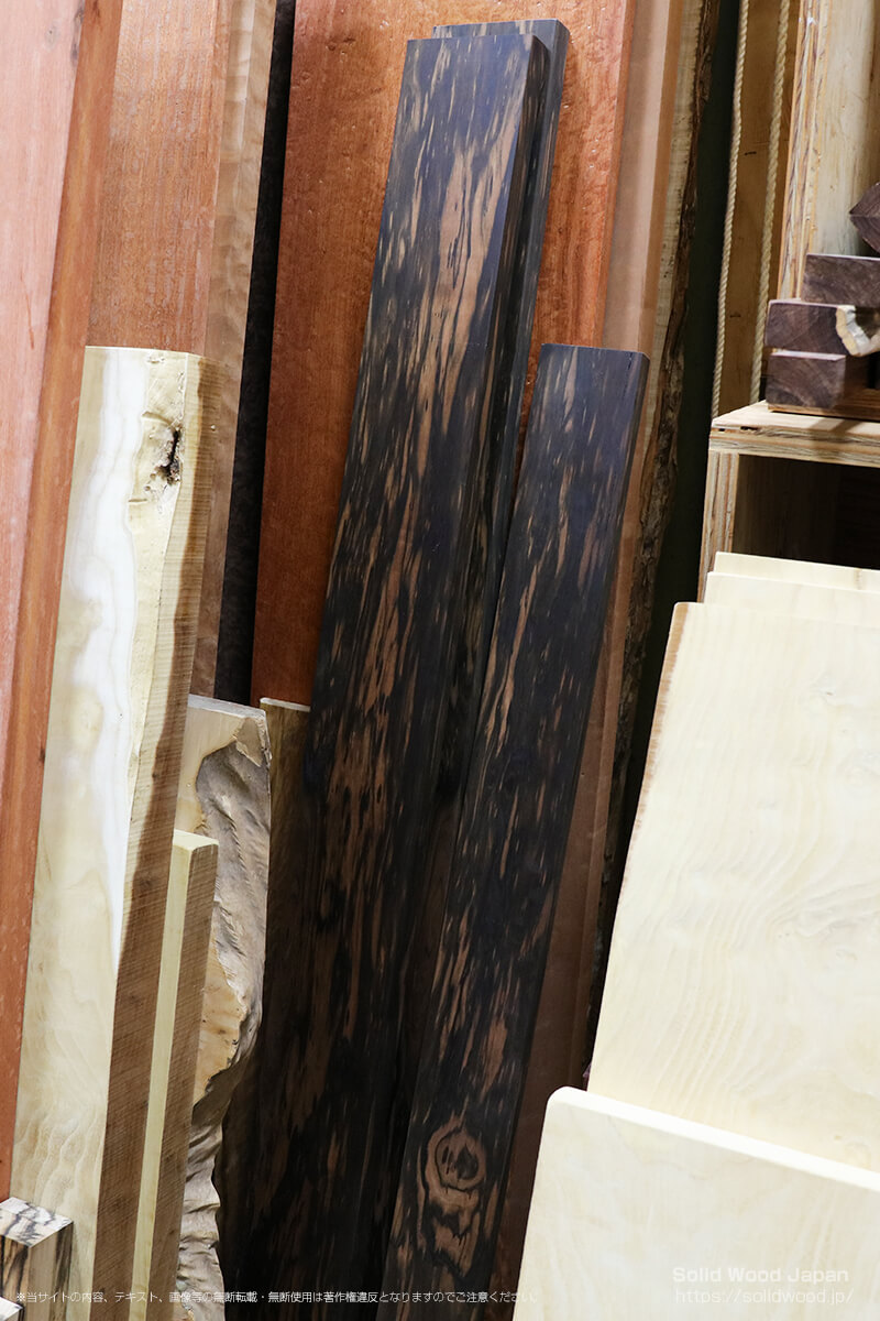 コクタン（黒檀）の一枚板 | 無垢材とは | 一枚板比較