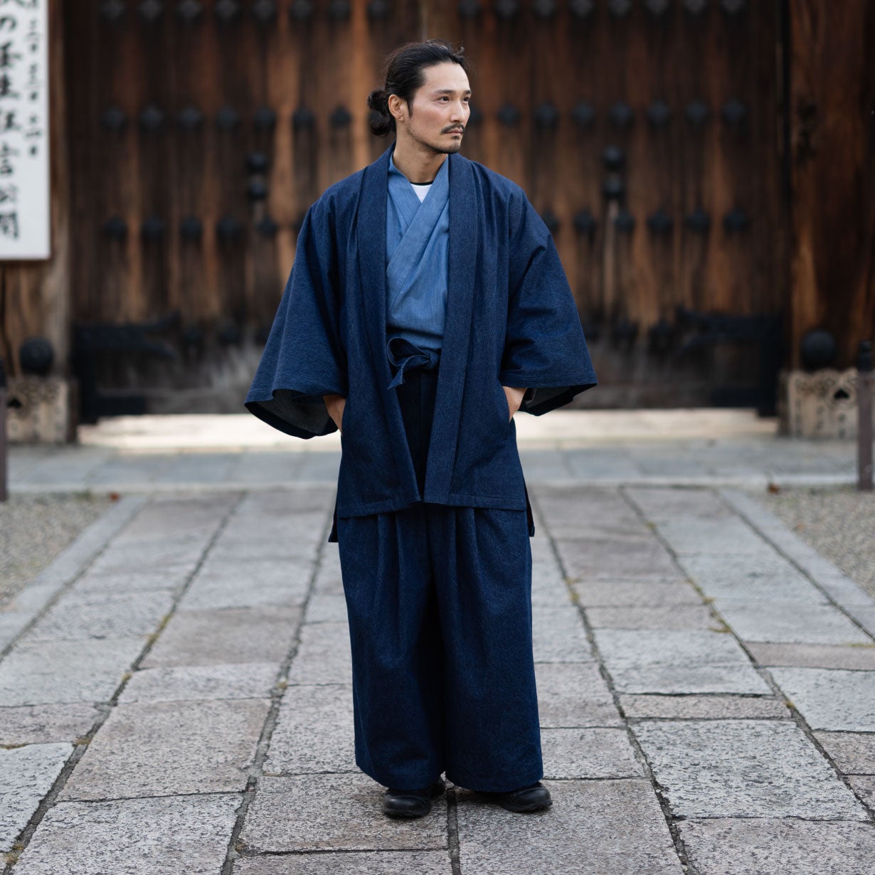 見た目は羽織袴・着心地の良さは洋服。1分で着られる新感覚デニム和装