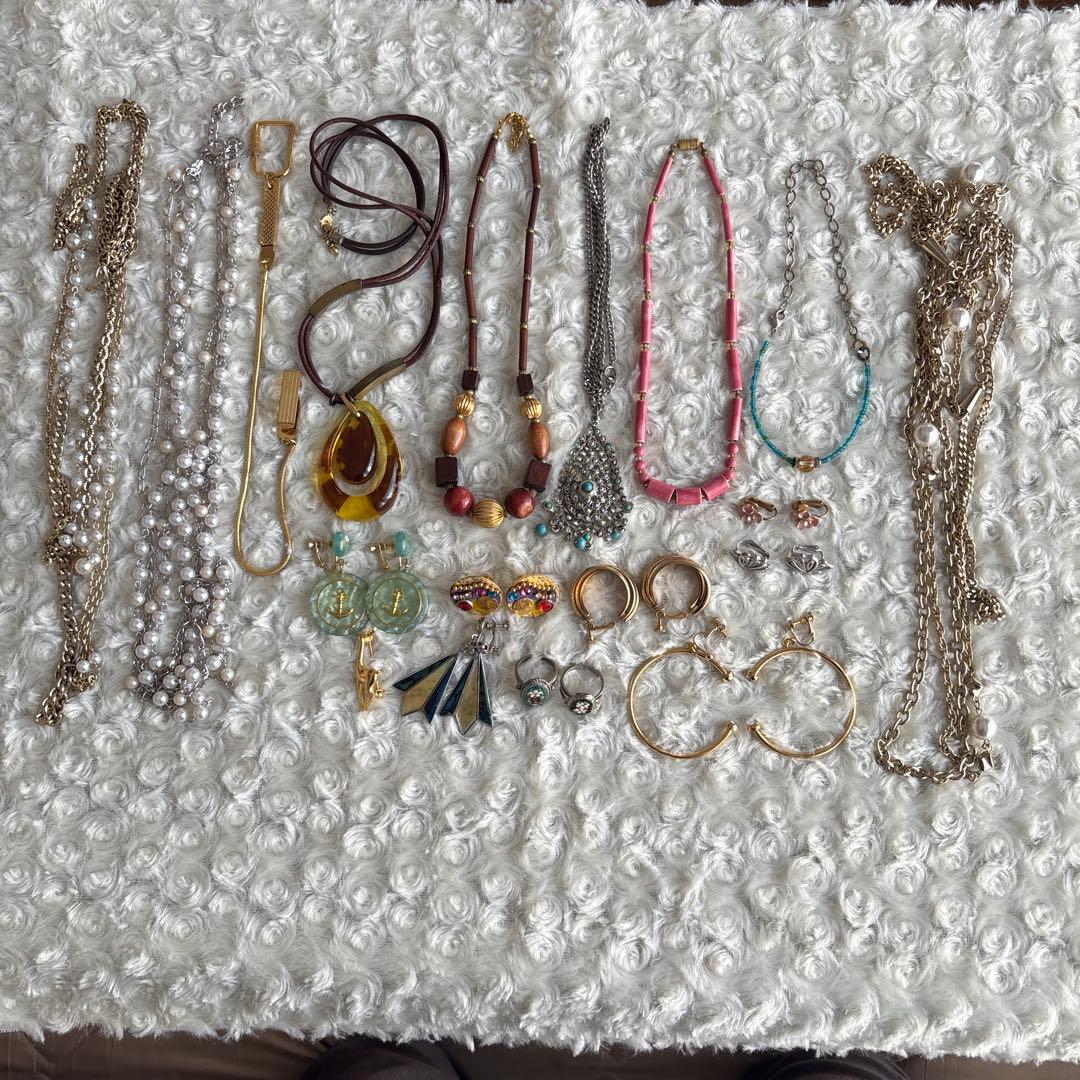 遺品整理 アクセサリー20点 - メルカリ
