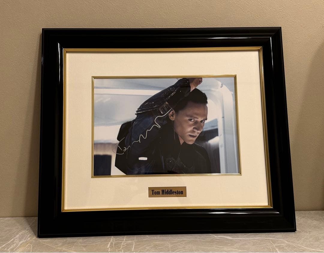 【直筆サイン】トムヒドルストン　アベンジャーズ　ロキ Yahoo!オークション - Celebrity Authentics トム・ヒドルストン 直筆
