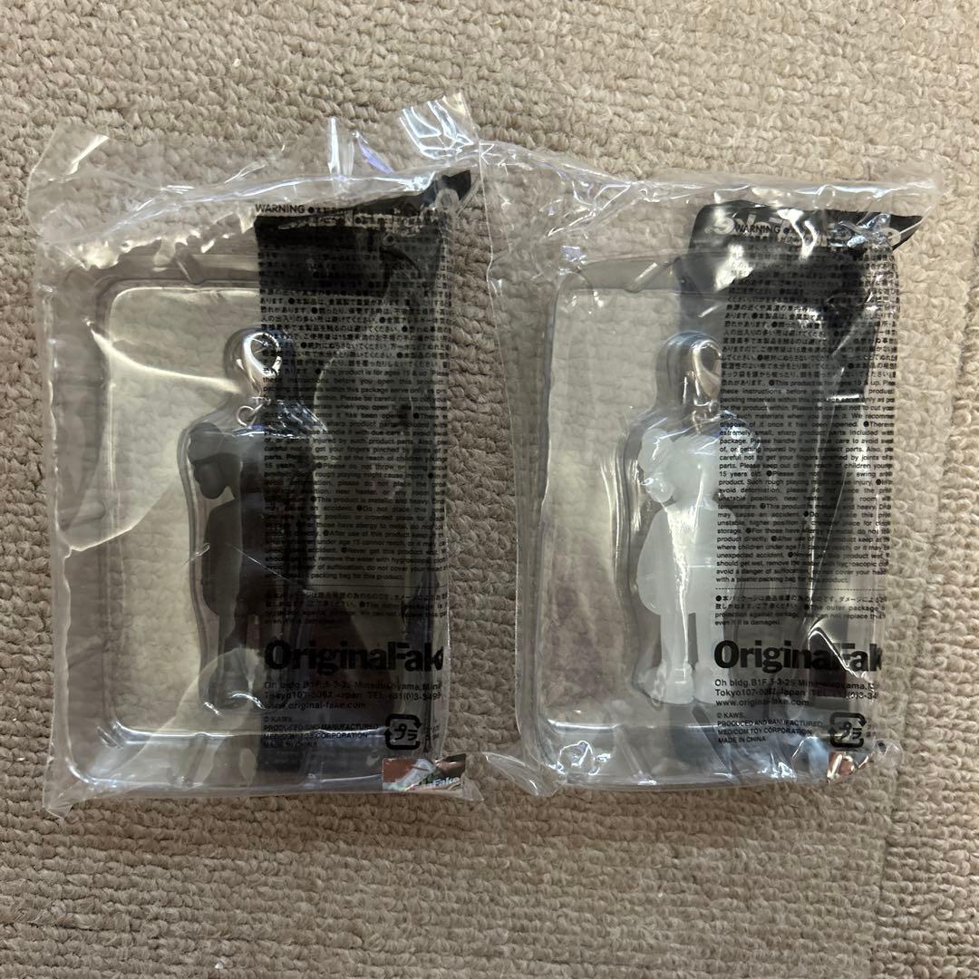 カウズ　キーホルダー　オリジナルフェイク　kaws 2個セット ricco 様専用】【2点セット】 カウズキーホルダー黒1点+カウズkaws