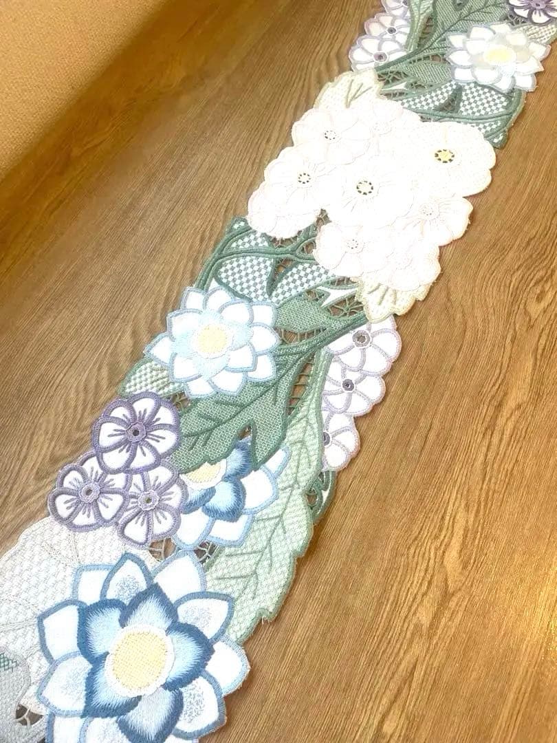 お値引き　戸塚刺繍作品　花柄テーブルセンター　ハンドメイド　130✖️20 お値引き 戸塚刺繍作品 花柄テーブルセンター ハンドメイド 130✖️20