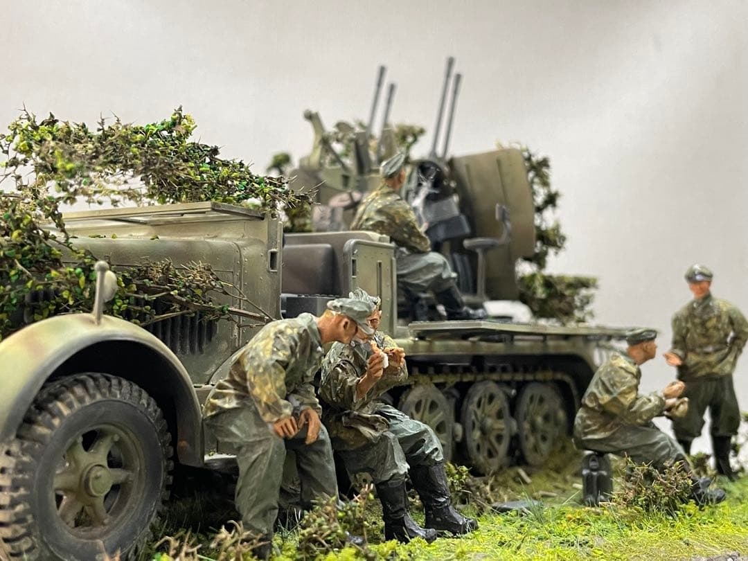 戦車ジオラマ　1/35 ドイツ対空機関砲搭載８トンハーフトラックと親衛隊兵士 フラックザウリア 装甲8トンハーフトラック 3.7cm対空機関砲37型搭載