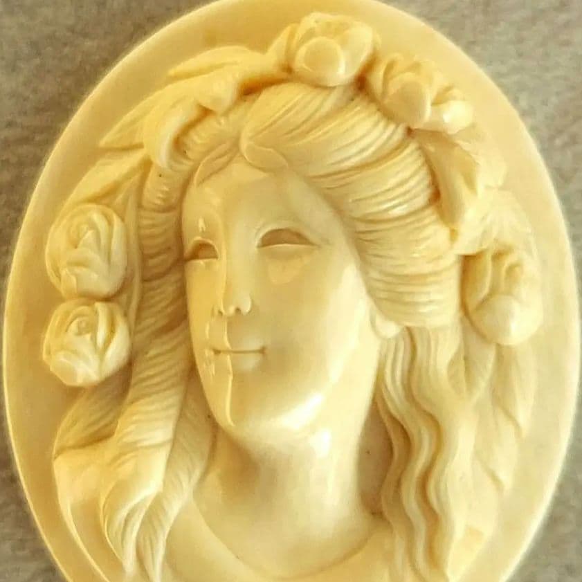 薔薇と女性　シェル　カメオ　ルース 薔薇モチーフのシェルカメオルース】 . 作家:アントニオ・コート