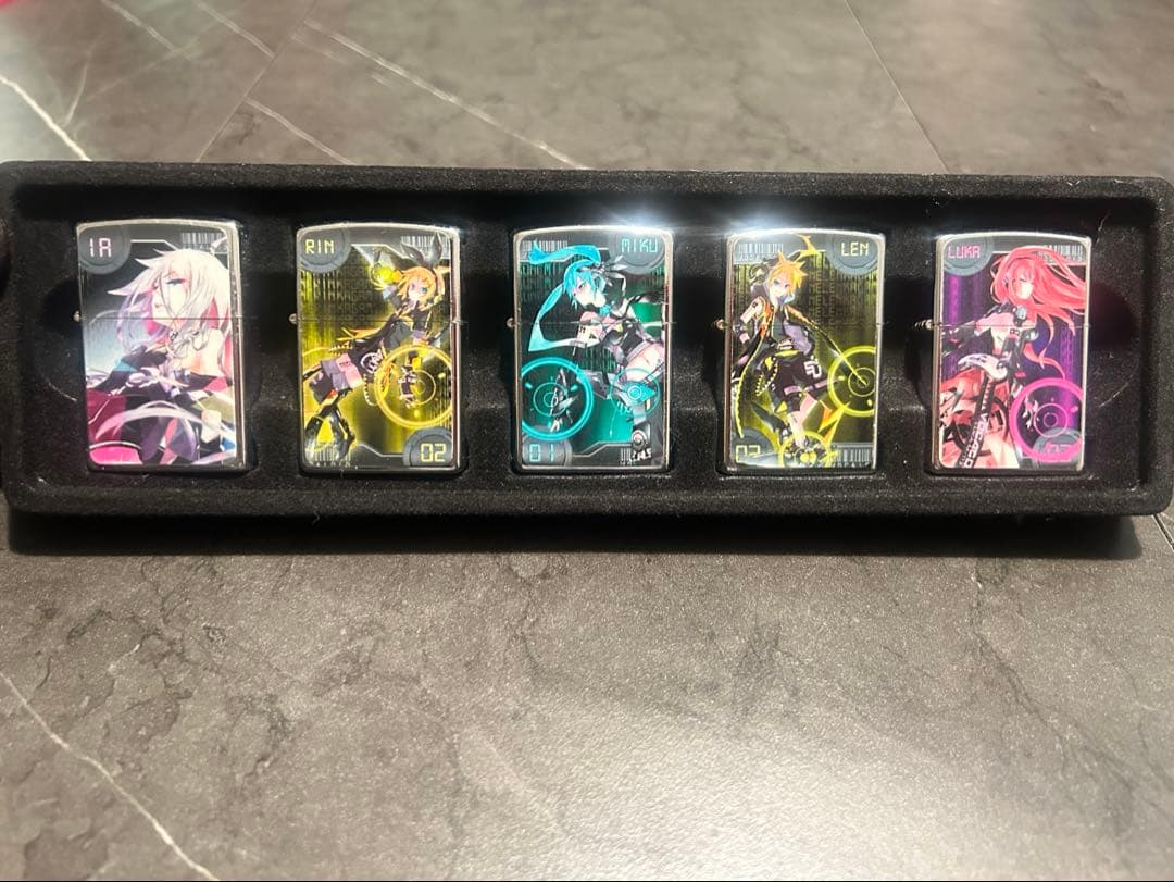 【非売品】VOCALOIDzippoライター/初音ミク・鏡音リンレン・ルカ・IA SURVIVE / Umetora feat. Hatsune Miku、Kagamine Rin、Len、Megurine