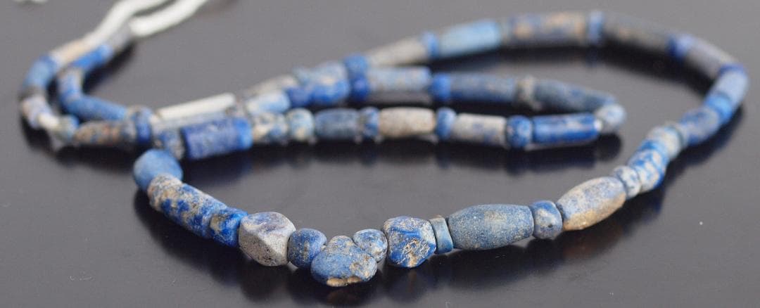 古代濃紺ラピスの管玉や丸玉をほぼ左右対称に編み、トップに斧型や多面体、80個の連 TOPKAPI × 藤本美貴さんコラボ】スコッチグレイン ショルダーバッグ