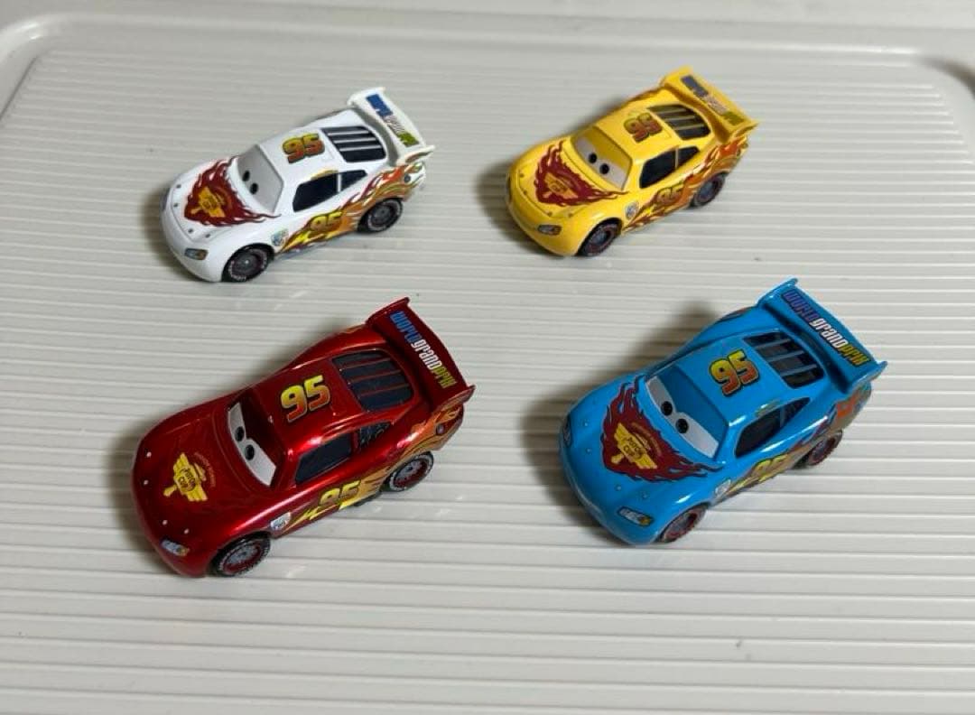 カーズ、マテル、ミニカー、マックィーン、黄色、青、白 カーズ トミカ C-30 ライトニング・マックィーン(シェリフタイプ